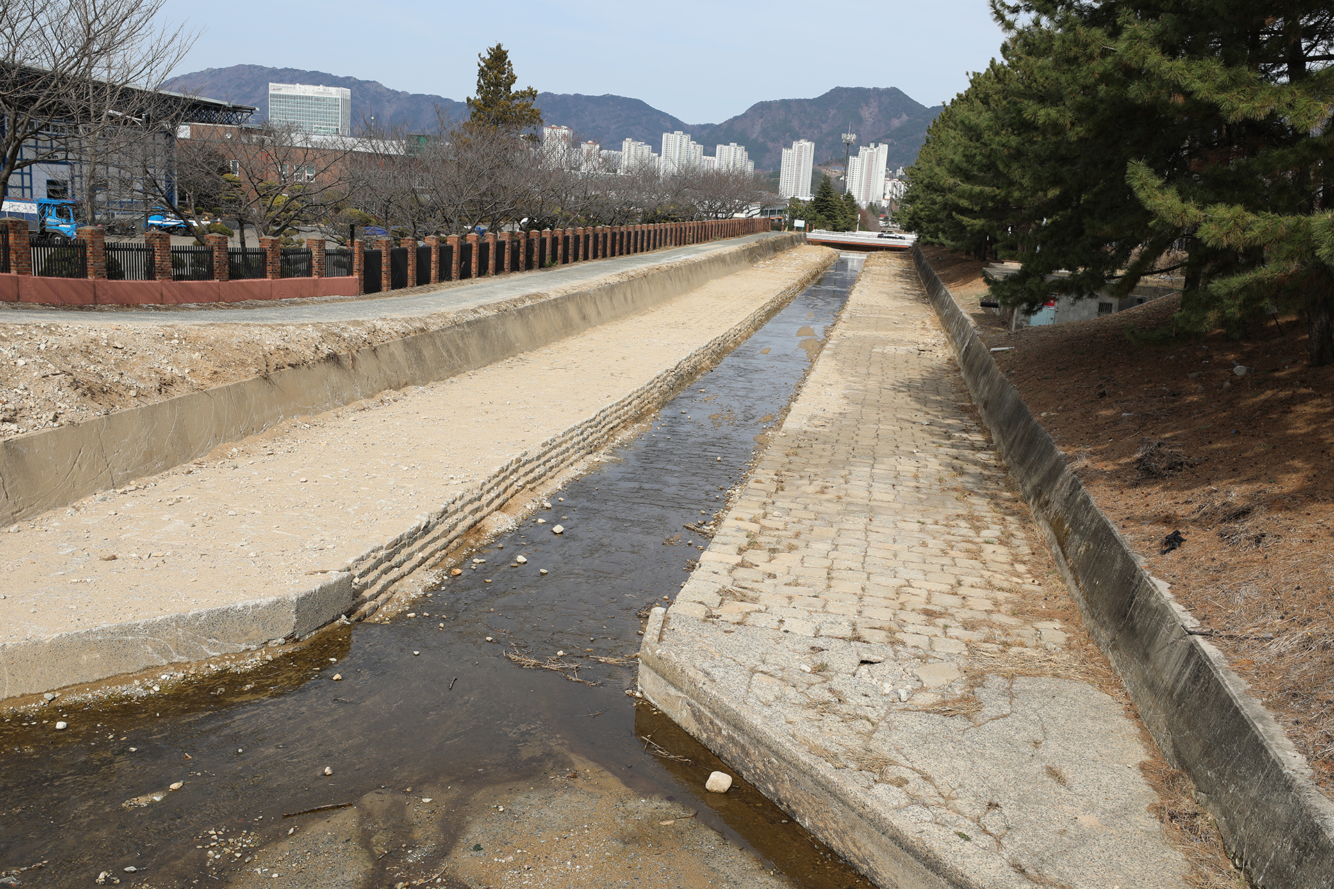 안민천 주차장