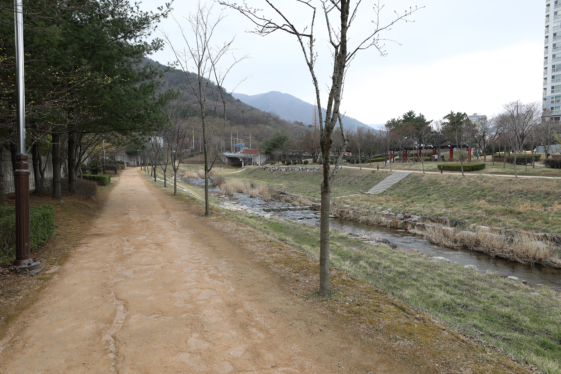 율하천