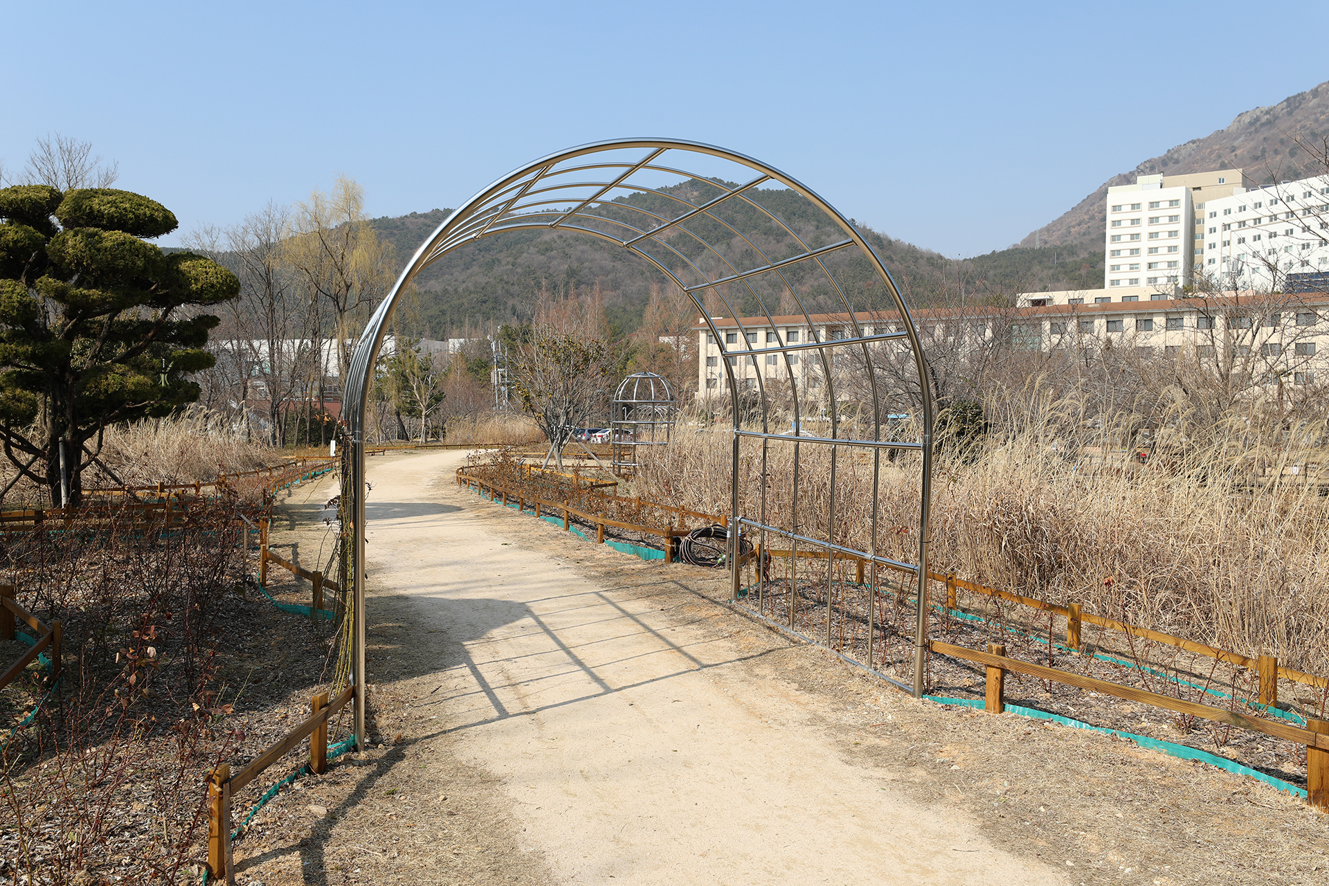 창원대학교 기숙사 연못