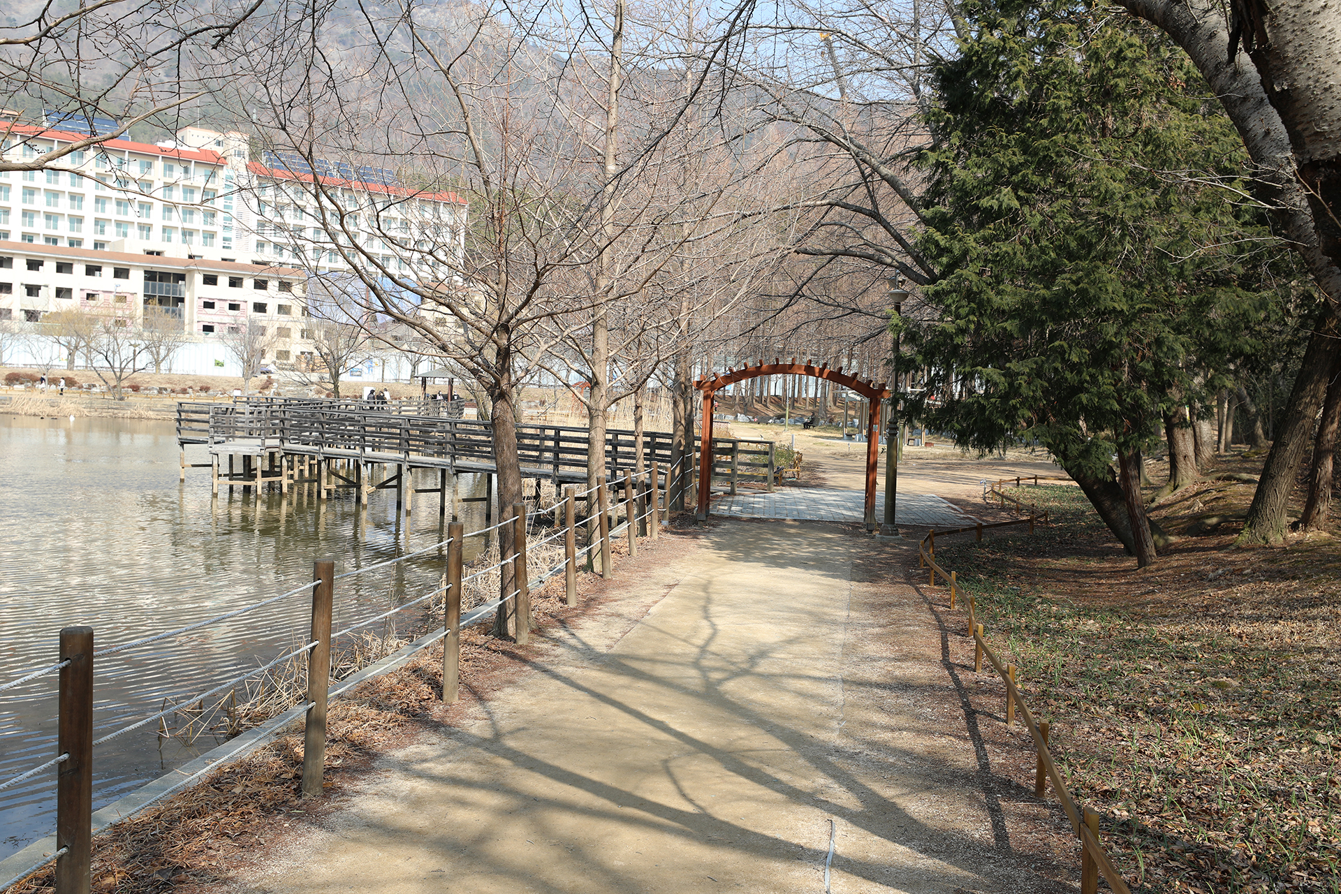 창원대학교 기숙사 연못