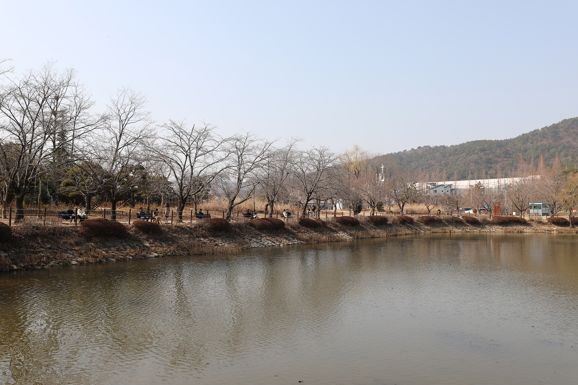 창원대학교 기숙사 연못