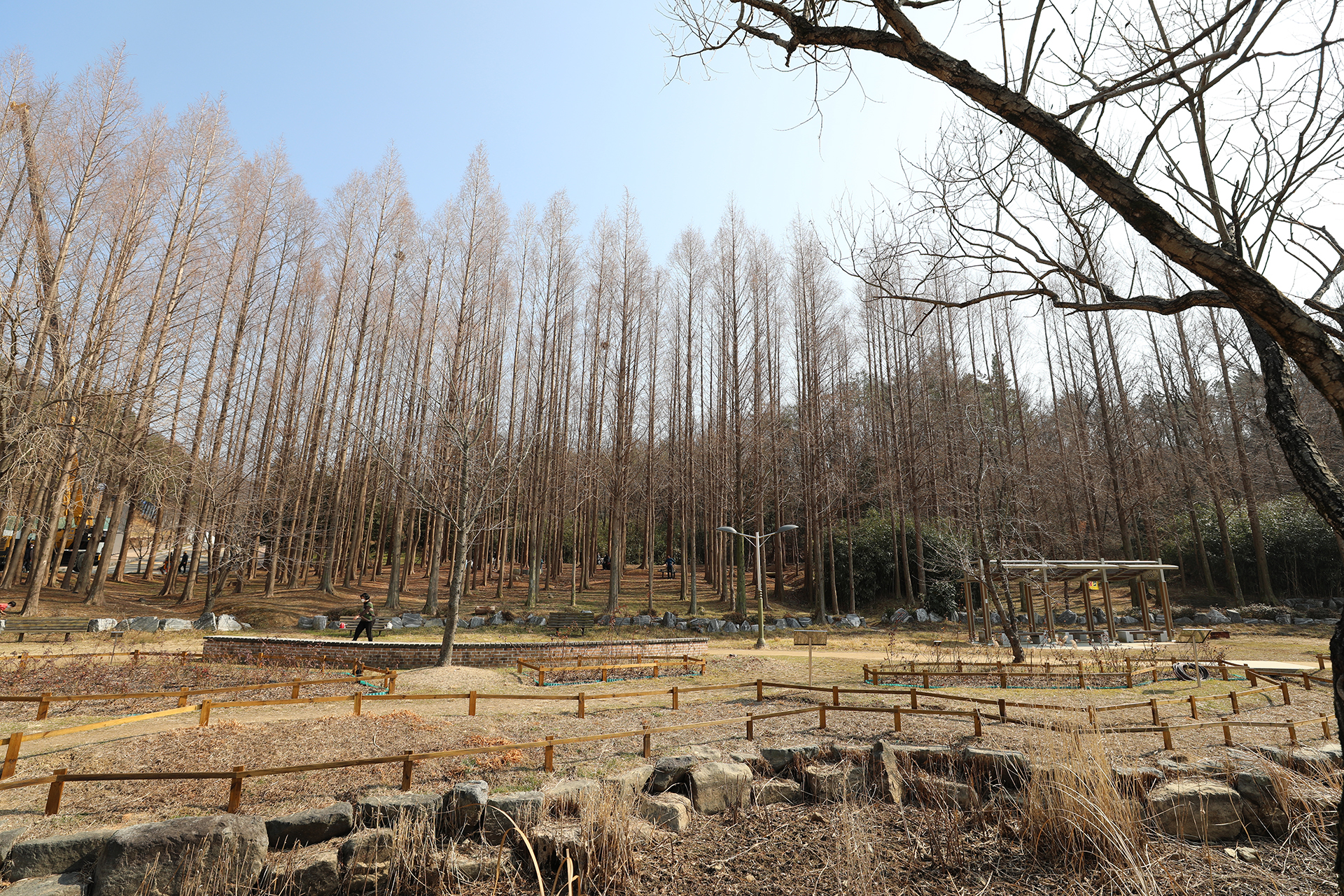 창원대학교 기숙사 연못